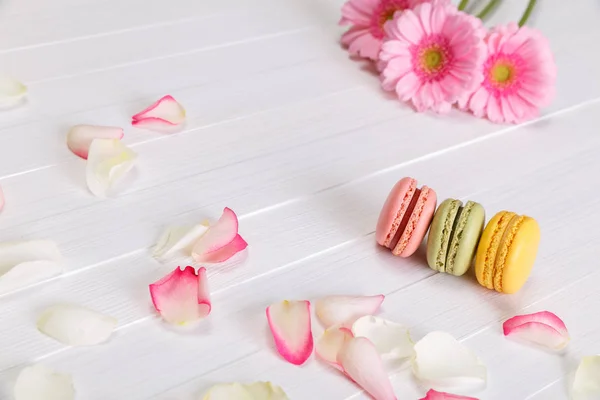 Makronenkuchen mit rosa Gerbera-Blüten. — Stockfoto