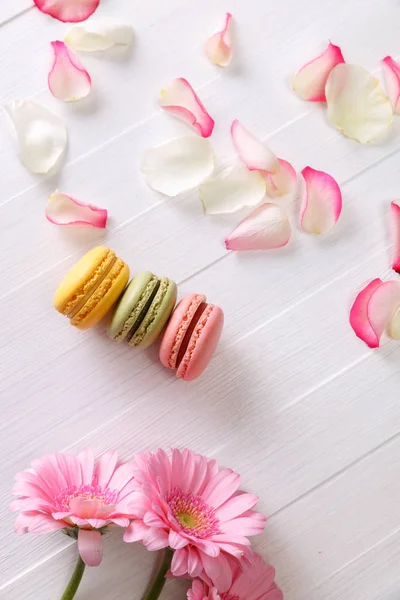 Gâteaux Macaron aux fleurs roses Gerbera . — Photo