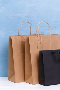 Mockup boş alışveriş torbaları. Satış konsepti.