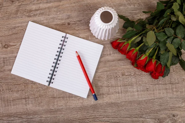 Not defteri ve kalem ile kırmızı gül. Tasarım seviyorum.