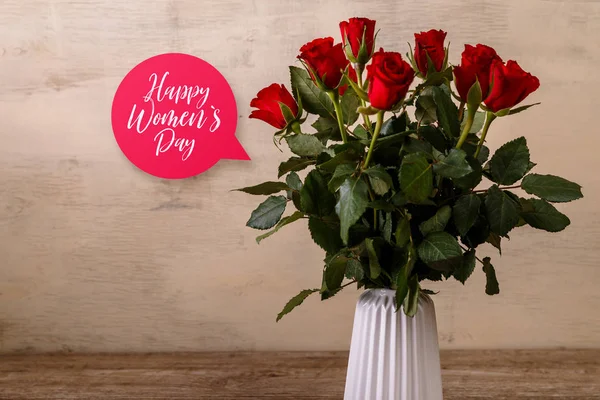 赤いバラの花束。幸せな女性の日. — ストック写真