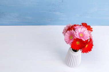 Ahşap arka plan üzerinde Vazoda Çiçekler gerbera.