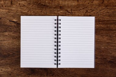 Ahşap rustik masanın üstünde not etmek. Mockup.