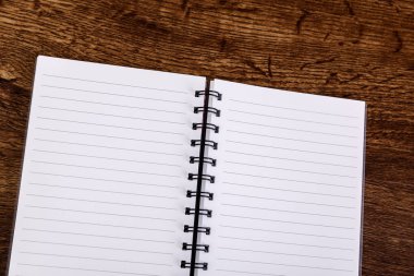 Ahşap rustik masanın üstünde not etmek. Mockup.