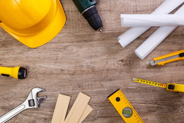 Kask, tornavida ve el feneri. İngiliz anahtarı.