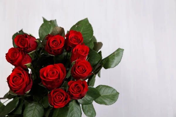 Rudá růže na dřevěné pozadí. Láska design. — Stock fotografie