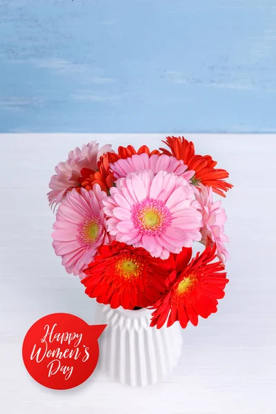 非洲菊鲜花插在花瓶里木背景. — 图库照片