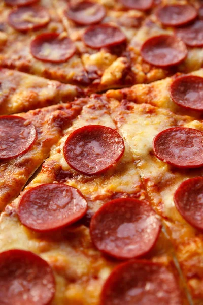 Pizza con pepperoni o salami. Comida casera caliente . — Foto de Stock