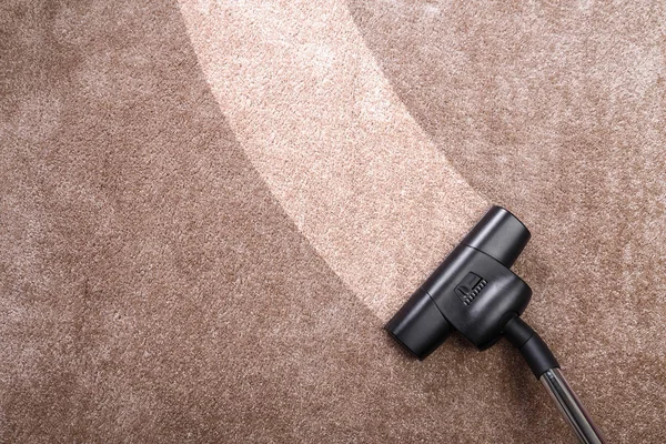 Karpet penyedot debu dengan vacuum cleaner. Pekerjaan rumah tangga . — Stok Foto