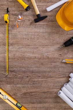 Kask, el feneri ve şerit metre. Matkap.