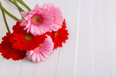 Gerbera çiçekleri ahşap tahta üzerinde. Tasarım seviyorum.