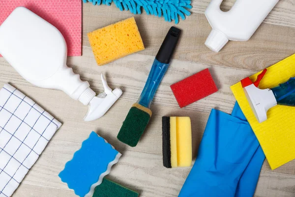 House cleaning products. Sponges and chemicals. — Stock Photo, Image