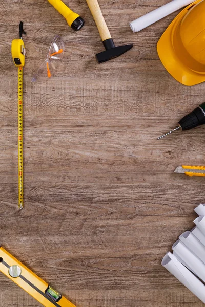 Kask, el feneri ve şerit metre. Matkap.