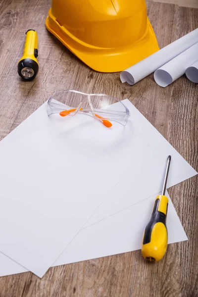 Tornavida, koruyucu gözlük ve kask.