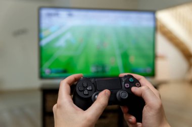 Video oyunu oynayan adam. Denetleyicisi holding eller.