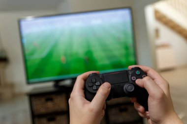 Video oyunu oynayan adam. Denetleyicisi holding eller.