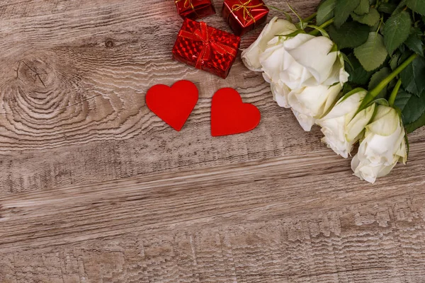 Vita rosor med hjärtan på trä bakgrund. — Stockfoto