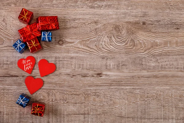 Röda hjärtan och presentaskar. Alla hjärtans dagdesign. — Stockfoto