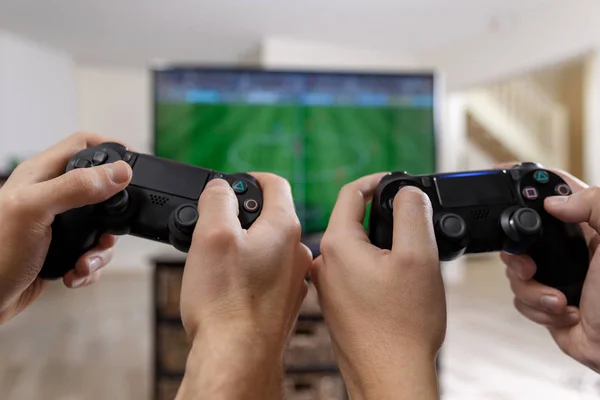 Personer som spelar videospel. Håller handkontrollen. — Stockfoto