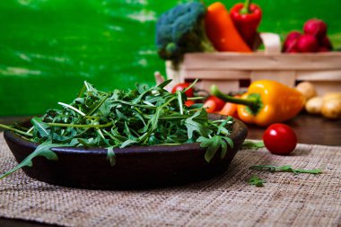 Yeşil roka kabın içinde bırakır. Taze salata.