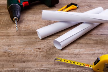 Matkap, kağıt bıçak ve şerit metre. İşçi.