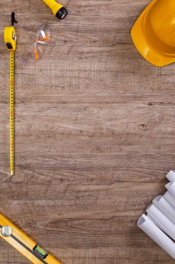 Kask, el feneri ve şerit metre.