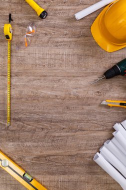 Kask, el feneri ve şerit metre. Matkap.