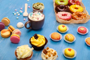 Kek, kurabiye ve çörekler. Kupa krema ile.