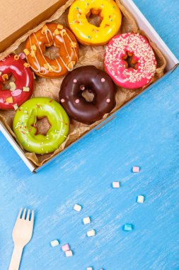 Çörek buzlanma ile. Teslim kutusundaki sırlı çörek.