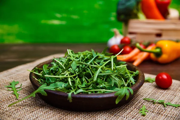 Yeşil roka kabın içinde bırakır. Taze salata.