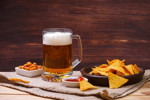 Bardak bira. Cips cips. Tortilla snack.