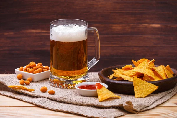 Bardak bira. Cips cips. Tortilla snack.