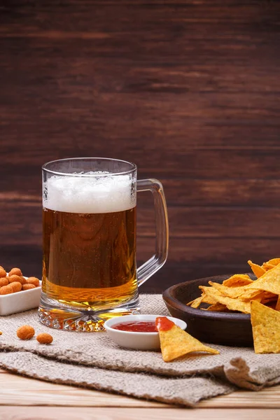 Bardak bira. Cips cips. Tortilla snack.