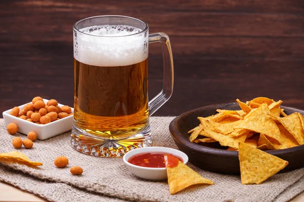 Bardak bira. Cips cips. Tortilla snack.