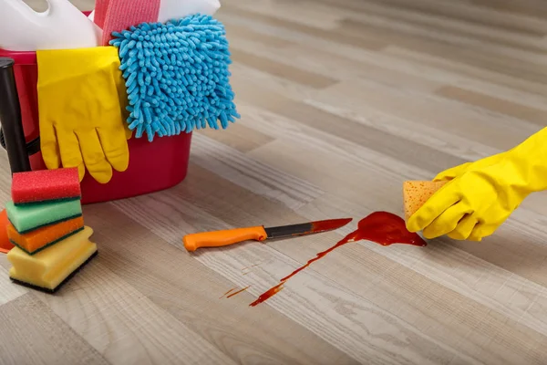 Suç temiz. Kimyasallar, bıçak ve kan sıçrama.