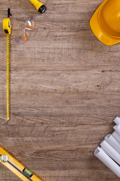 Kask, el feneri ve şerit metre.