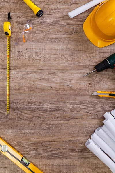 Kask, el feneri ve şerit metre. Matkap.