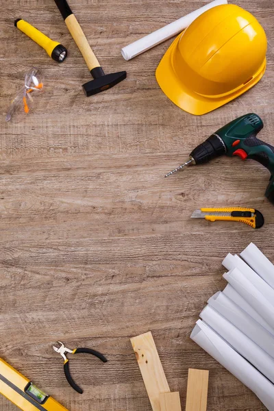 Kask, el feneri ve çekiç. Matkap.