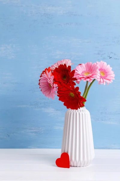 Gerbera flores en jarrón sobre fondo de madera . — Foto de Stock