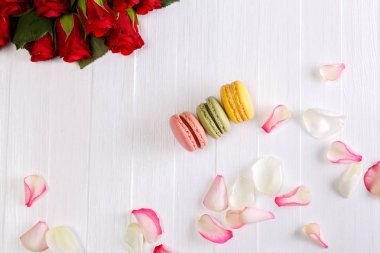 Acıbadem kurabiyesi kek ile kırmızı gül buketi.