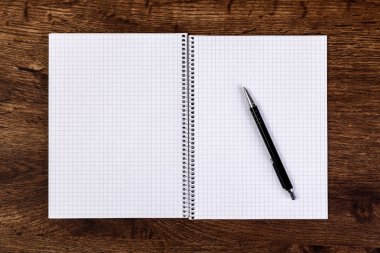 Ahşap masa üzerine kalem ile not etmek. Mockup.