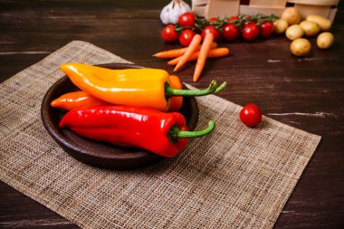 Biber, havuç ve domates. Sebze.