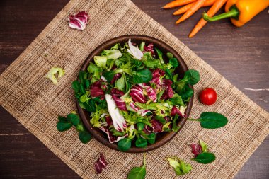 Hindiba, kuzu ve gül salata. Sebze.