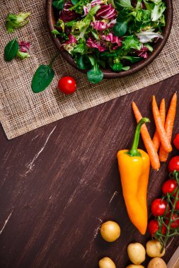 Hindiba, kuzu ve gül salata. Sebze.