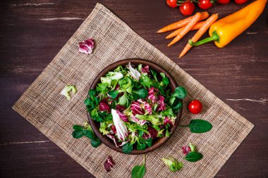 Hindiba, kuzu ve gül salata. Sebze.