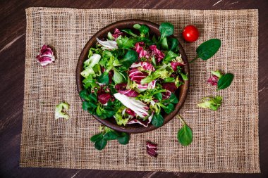 Hindiba, kuzu ve gül salata. Sebze.