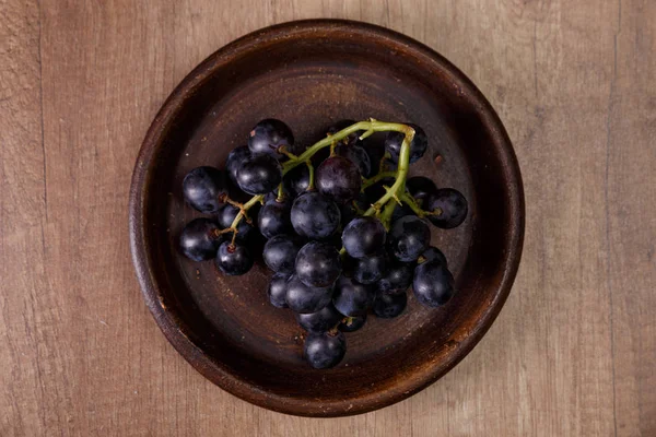 Kara üzüm demet. Olgun üzüm meyve plaka üzerinde.