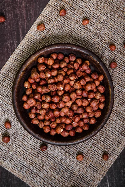 Kase fındık. Ahşap masa soyulmuş fındık.