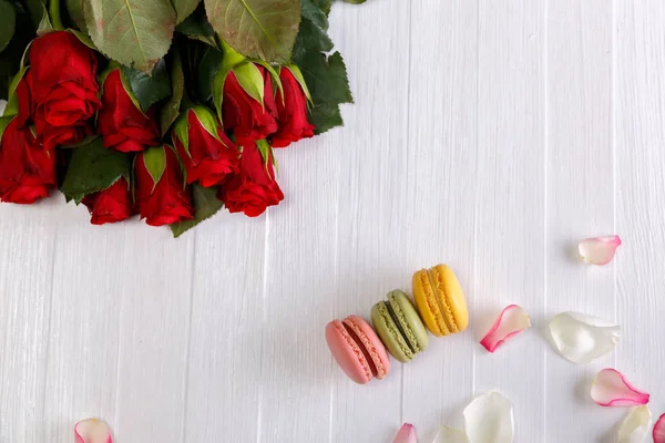 Acıbadem kurabiyesi kek ile kırmızı gül buketi.