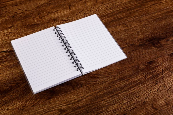 Ahşap rustik masanın üstünde not etmek. Mockup.